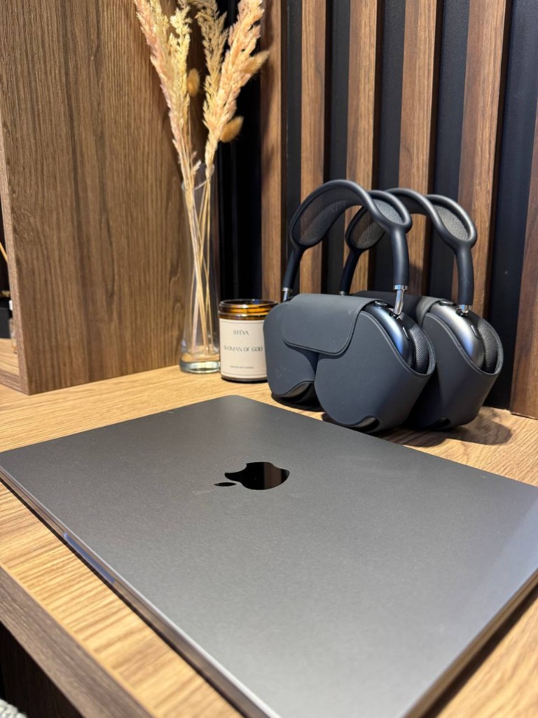 MacBook Pro и AirPods Max