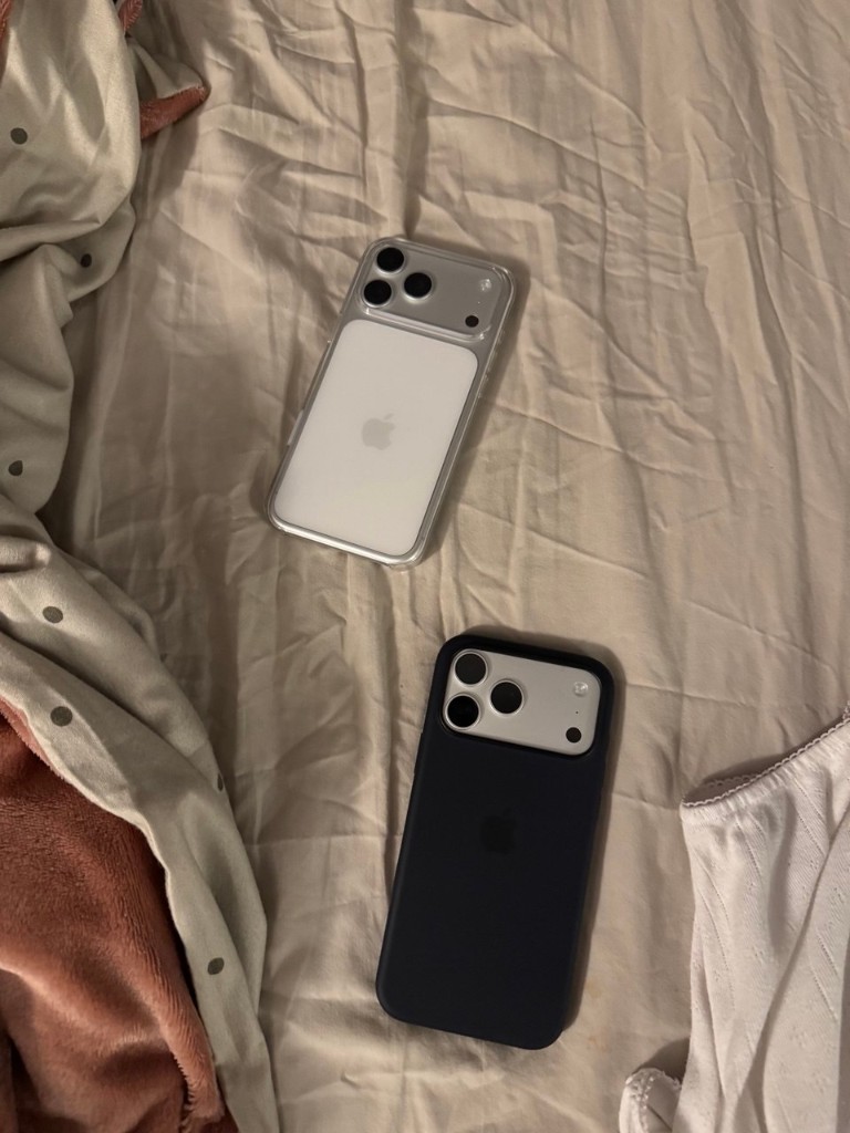 Два iPhone 16 Pro